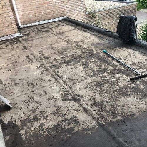 Schoonmaken van een plat dak in Nieuwkoop Schoonmaken van een plat dak in Nieuwkoop